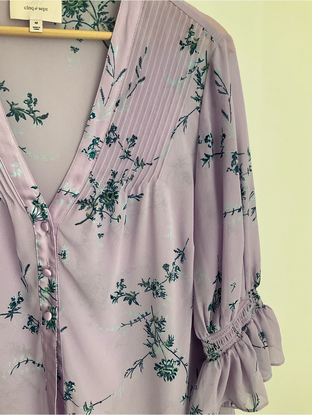 Cinq a Sept Jennings Medium Lilac Floral Pintuck Button Front V-Neck Blouse EUC - Picture 5 of 13